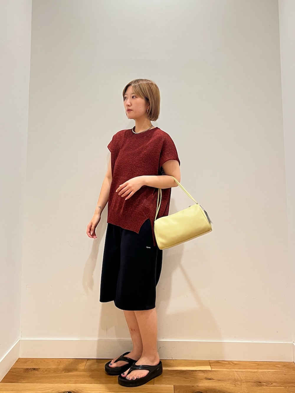 レッド系のその他トップス、イエロー系のハンドバッグを着用したレディースの夏コーディネートの2枚目の写真