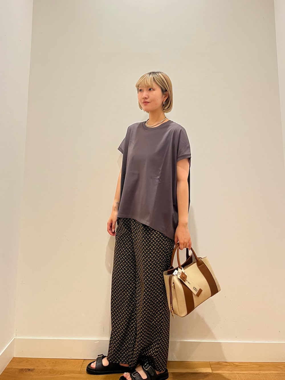 グレー系のTシャツ/カットソー、ブラック系のその他パンツを着用したレディースの夏コーディネートの2枚目の写真