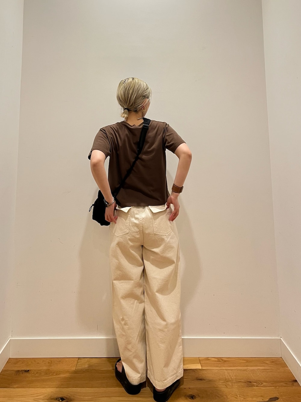 ブラウン系のTシャツ/カットソー、ホワイト系のその他パンツを着用したレディースの春コーディネートの4枚目の写真