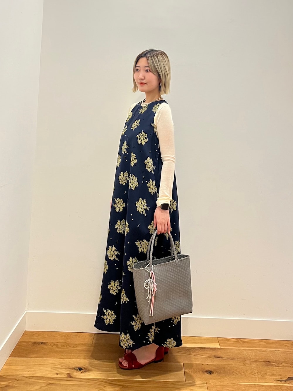 ホワイト系のTシャツ/カットソーを着用したレディースの春コーディネートの2枚目の写真