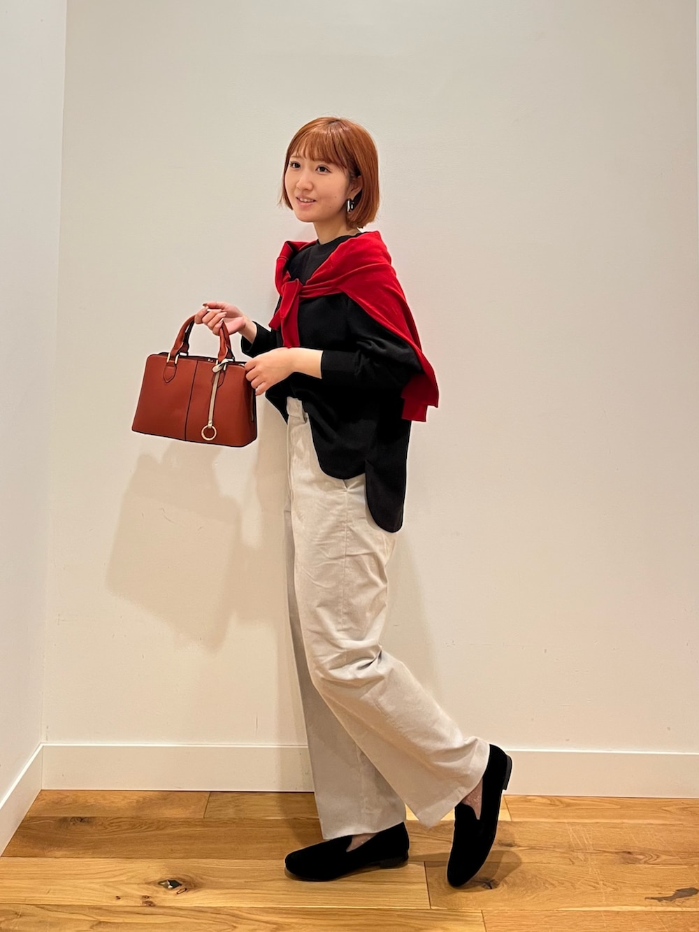 グレー系のTシャツ/カットソー、レッド系のニット/セーター、グレー系のその他パンツを着用したレディースの冬コーディネートの2枚目の写真