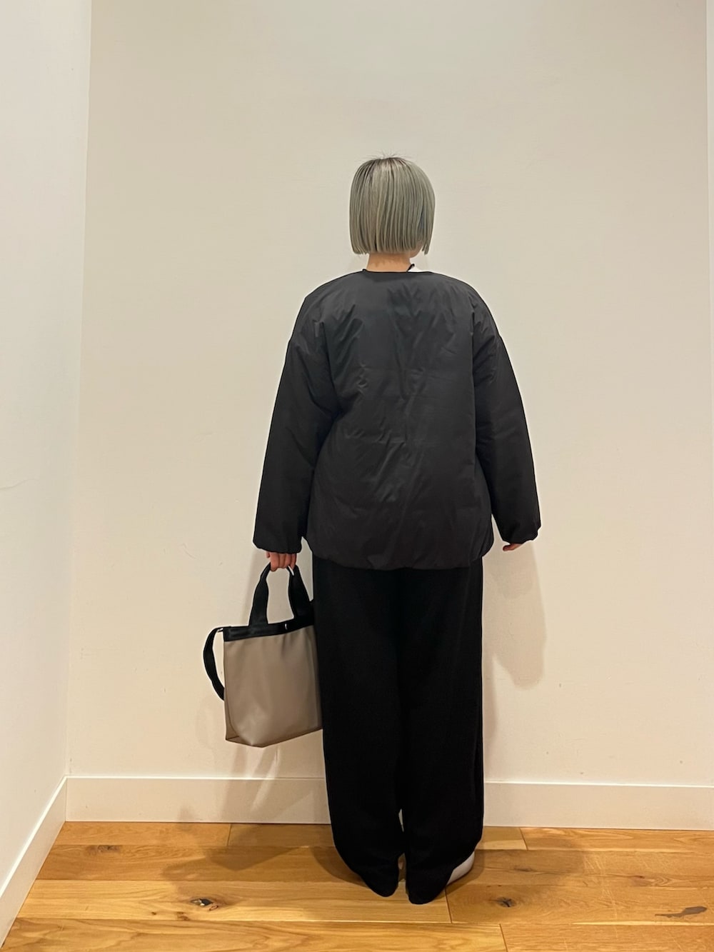 レッド系のTシャツ/カットソー、ブラック系のブルゾンを着用したレディースの春コーディネートの4枚目の写真