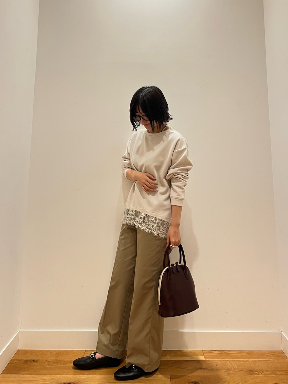 ブラウン系のその他アウター、ブラック系のローファー、ホワイト系のTシャツ/カットソーを着用したレディースの秋コーディネートの3枚目の写真