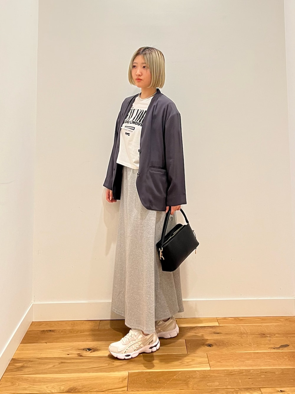 グレー系のスカートを着用したレディースの春コーディネートの2枚目の写真