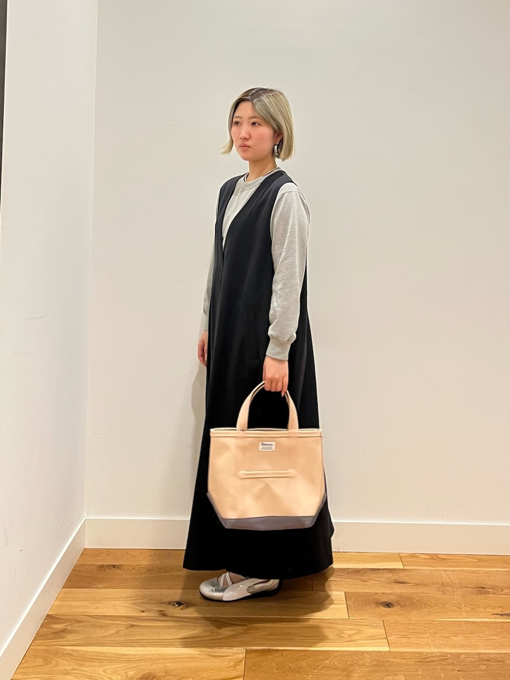 ブラック系のワンピース、グレー系のTシャツ/カットソーを着用したレディースの春コーディネートの2枚目の写真