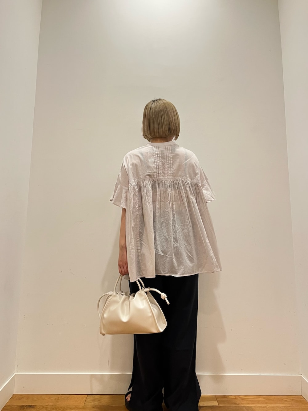ブルー系のその他パンツ、グレー系のシャツ/ブラウスを着用したレディースの夏コーディネートの5枚目の写真