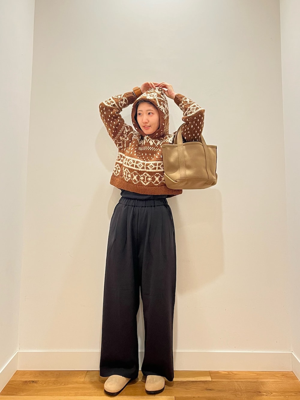 ブラック系のその他パンツ、ブラウン系のニット/セーター、ベージュ系のその他シューズを着用したレディースの秋コーディネートの3枚目の写真