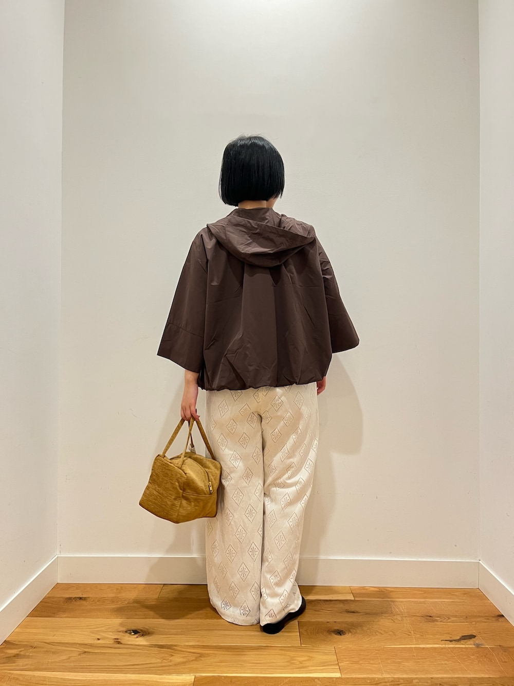 ブラウン系のその他アウター、ホワイト系のその他パンツ、イエロー系のハンドバッグを着用したレディースの夏コーディネートの3枚目の写真