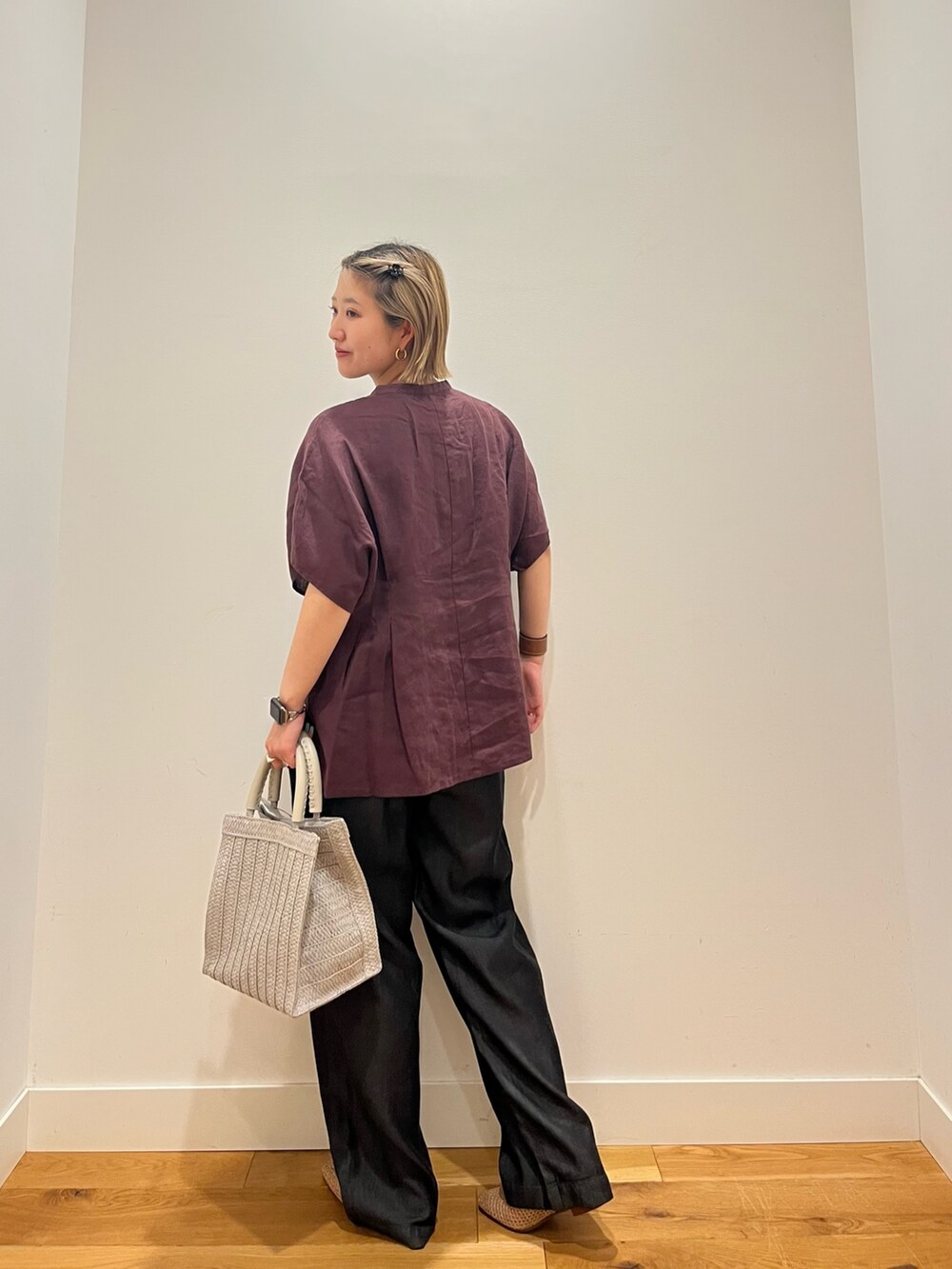 レッド系のシャツ/ブラウス、ブラック系のデニムパンツ、グレー系のハンドバッグを着用したレディースの夏コーディネートの3枚目の写真