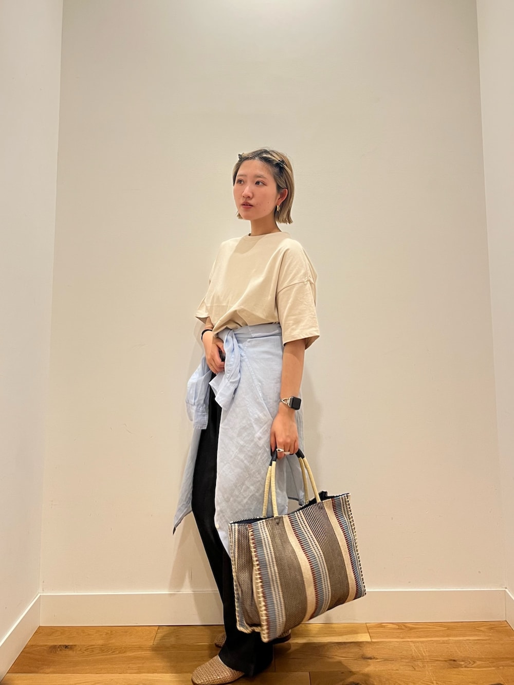 ベージュ系のTシャツ/カットソー、ブラック系のデニムパンツ、ブルー系のシャツ/ブラウスを着用したレディースの夏コーディネートの3枚目の写真