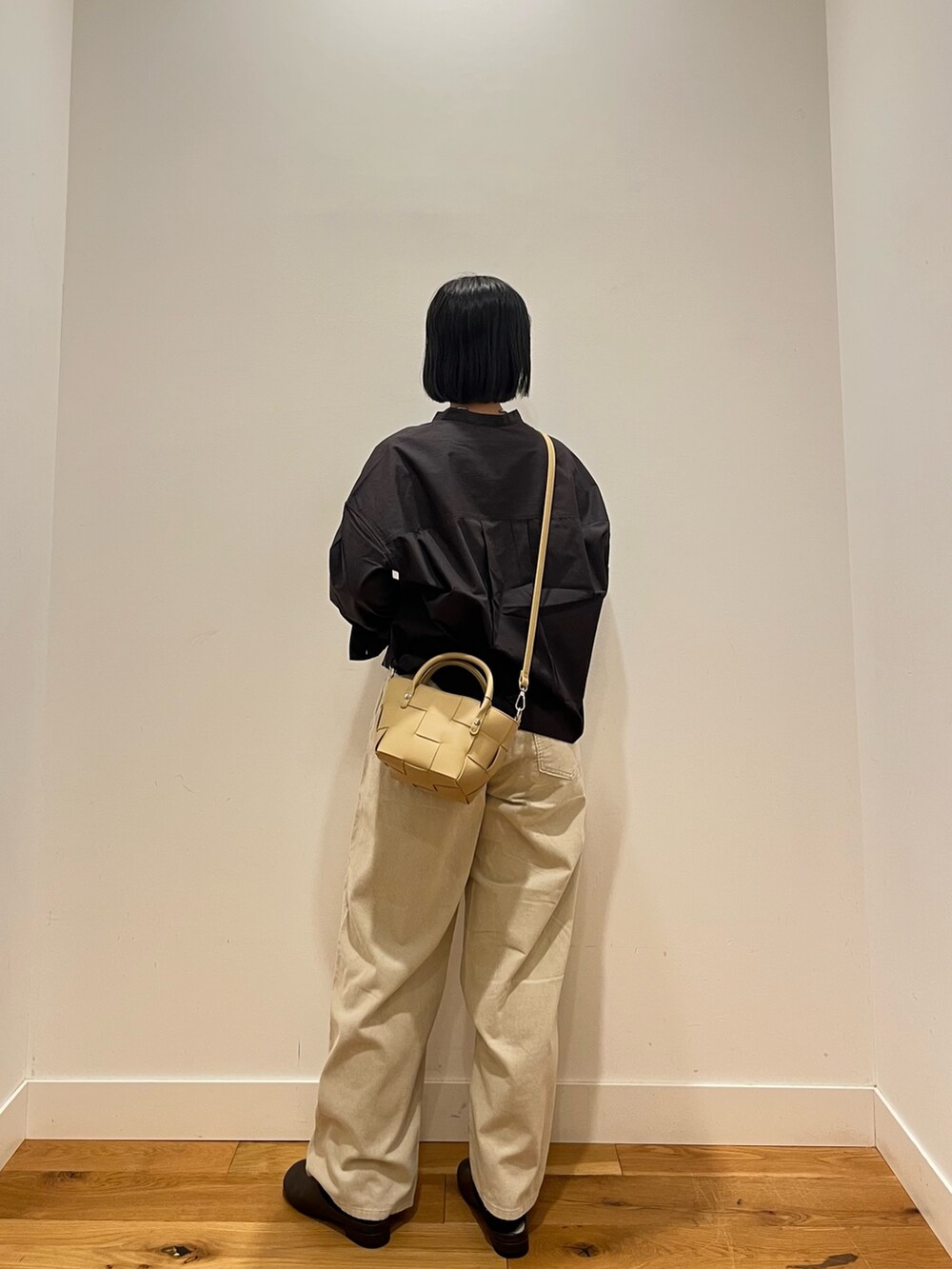 ホワイト系のその他パンツ、ブラウン系のシャツ/ブラウス、ブラウン系のその他シューズを着用したレディースの秋コーディネートの3枚目の写真