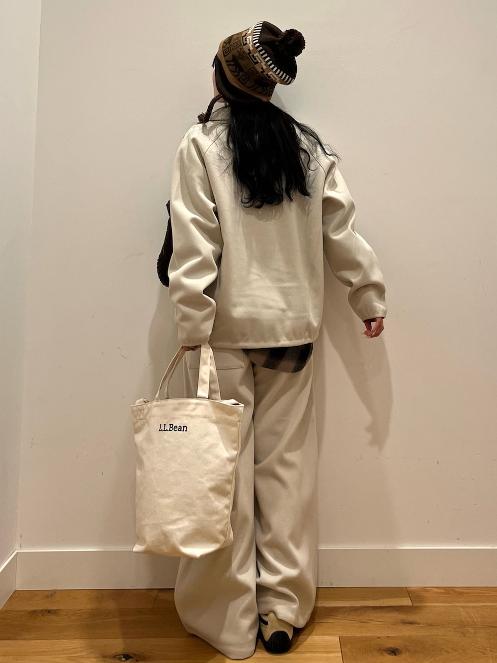 ホワイト系のその他トップス、ホワイト系のその他パンツ、ベージュ系のスニーカーを着用したレディースの秋コーディネートの3枚目の写真