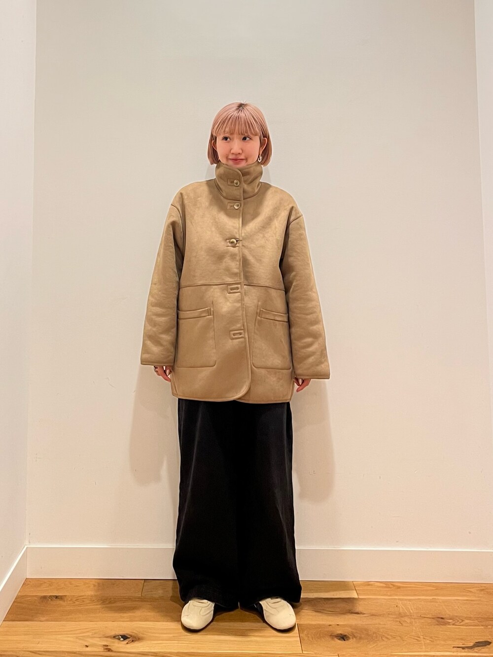 ホワイト系のムートンコート、ベージュ系のスニーカーを着用したレディースの冬コーディネートの5枚目の写真