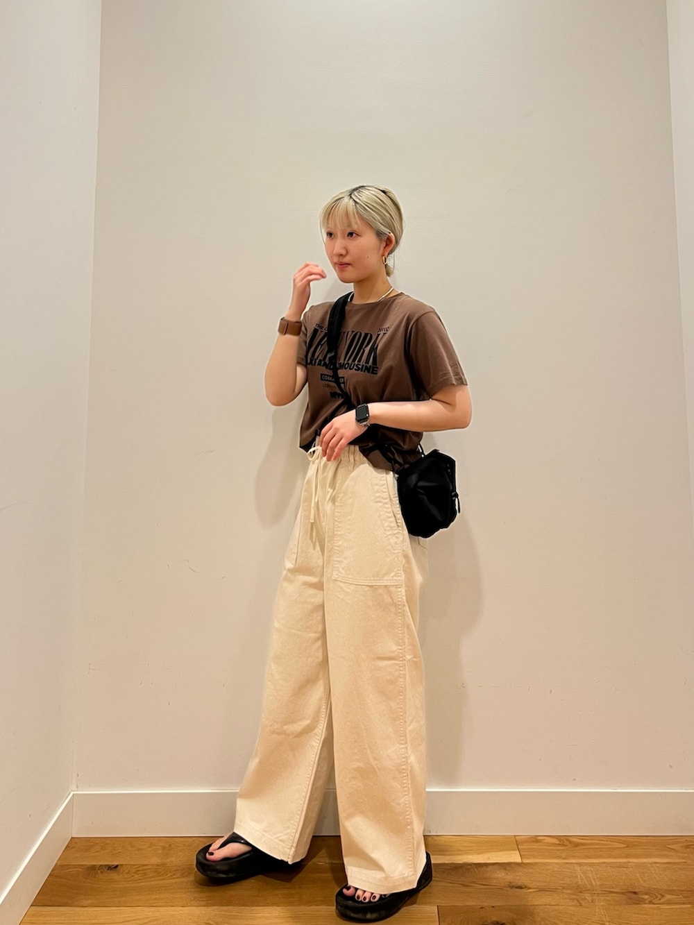 ブラウン系のTシャツ/カットソー、ホワイト系のその他パンツを着用したレディースの春コーディネートの3枚目の写真