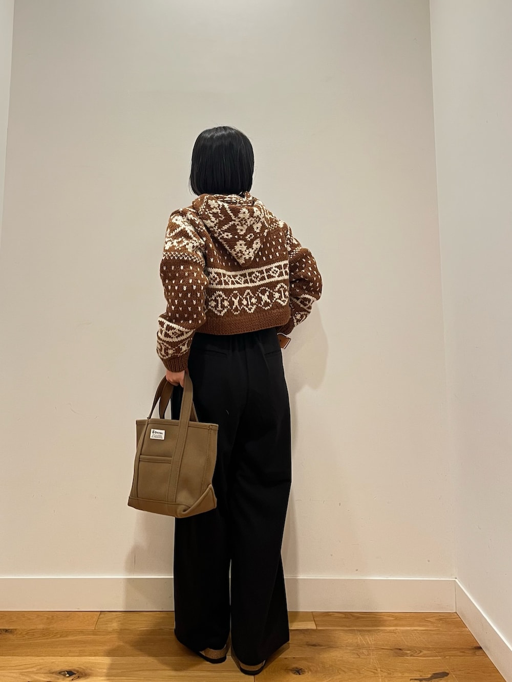 ブラック系のその他パンツ、ブラウン系のニット/セーター、ベージュ系のその他シューズを着用したレディースの秋コーディネートの4枚目の写真