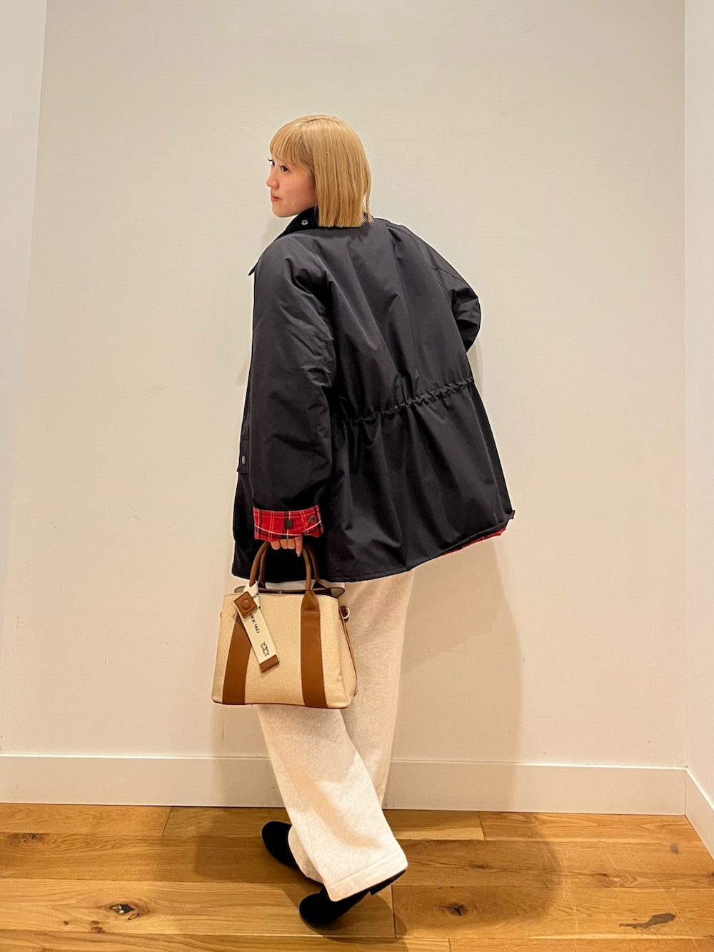 ベージュ系のその他パンツ、ブルー系のニット/セーター、ホワイト系のシャツ/ブラウスを着用したレディースの冬コーディネートの2枚目の写真