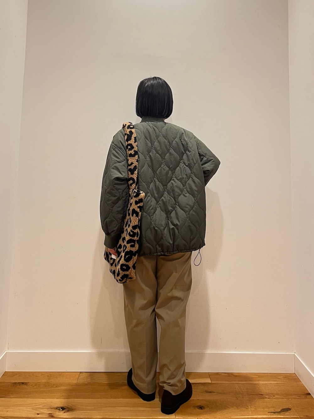 ホワイト系のシャツ/ブラウス、ベージュ系のその他パンツ、グリーン系のブルゾンを着用したレディースの秋コーディネートの3枚目の写真