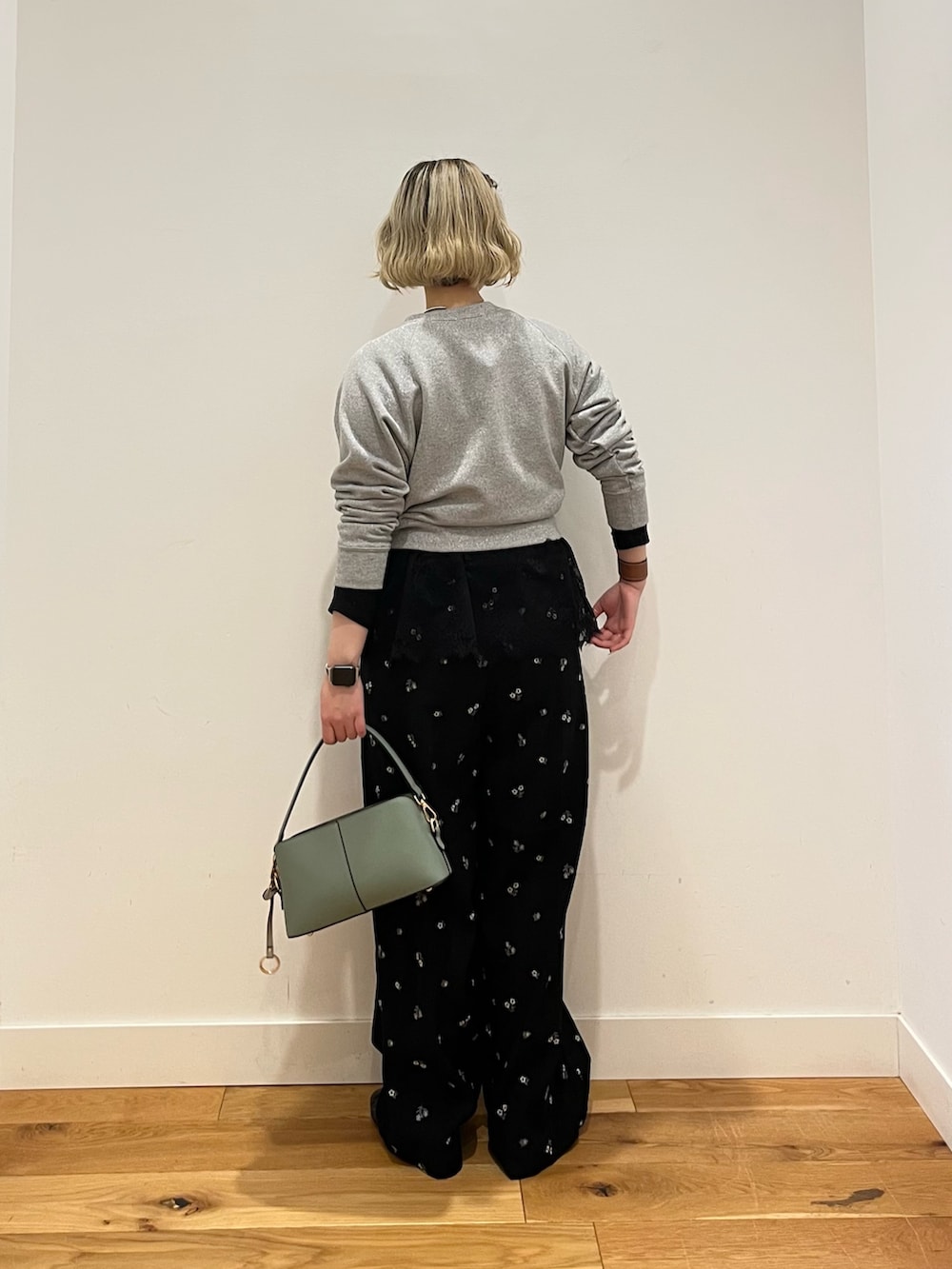 シルバー系のトップス、ブラック系のTシャツ/カットソー、ブラック系のその他パンツを着用したレディースの春コーディネートの2枚目の写真