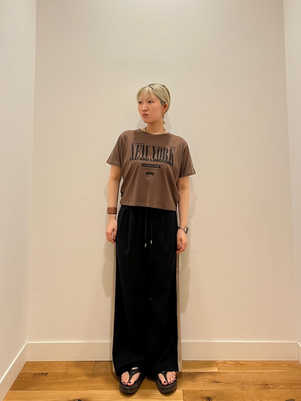 ブラウン系のTシャツ/カットソー、ホワイト系のワンピース、ブラック系のその他パンツを着用したレディースの春コーディネートの5枚目の写真