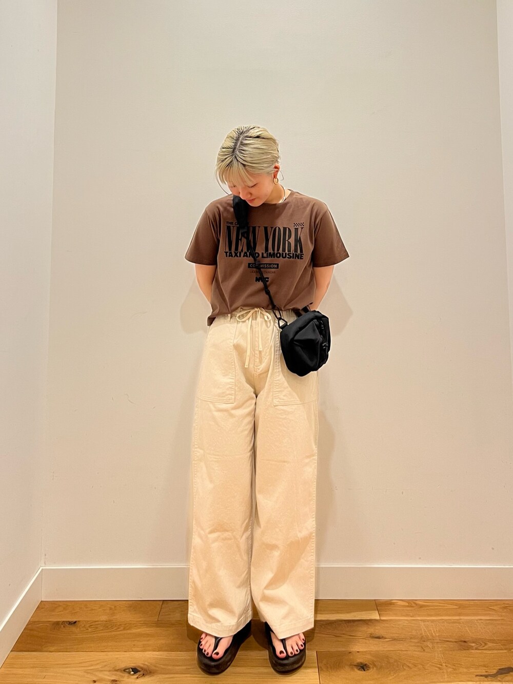 ブラウン系のTシャツ/カットソー、ホワイト系のその他パンツを着用したレディースの春コーディネートの2枚目の写真
