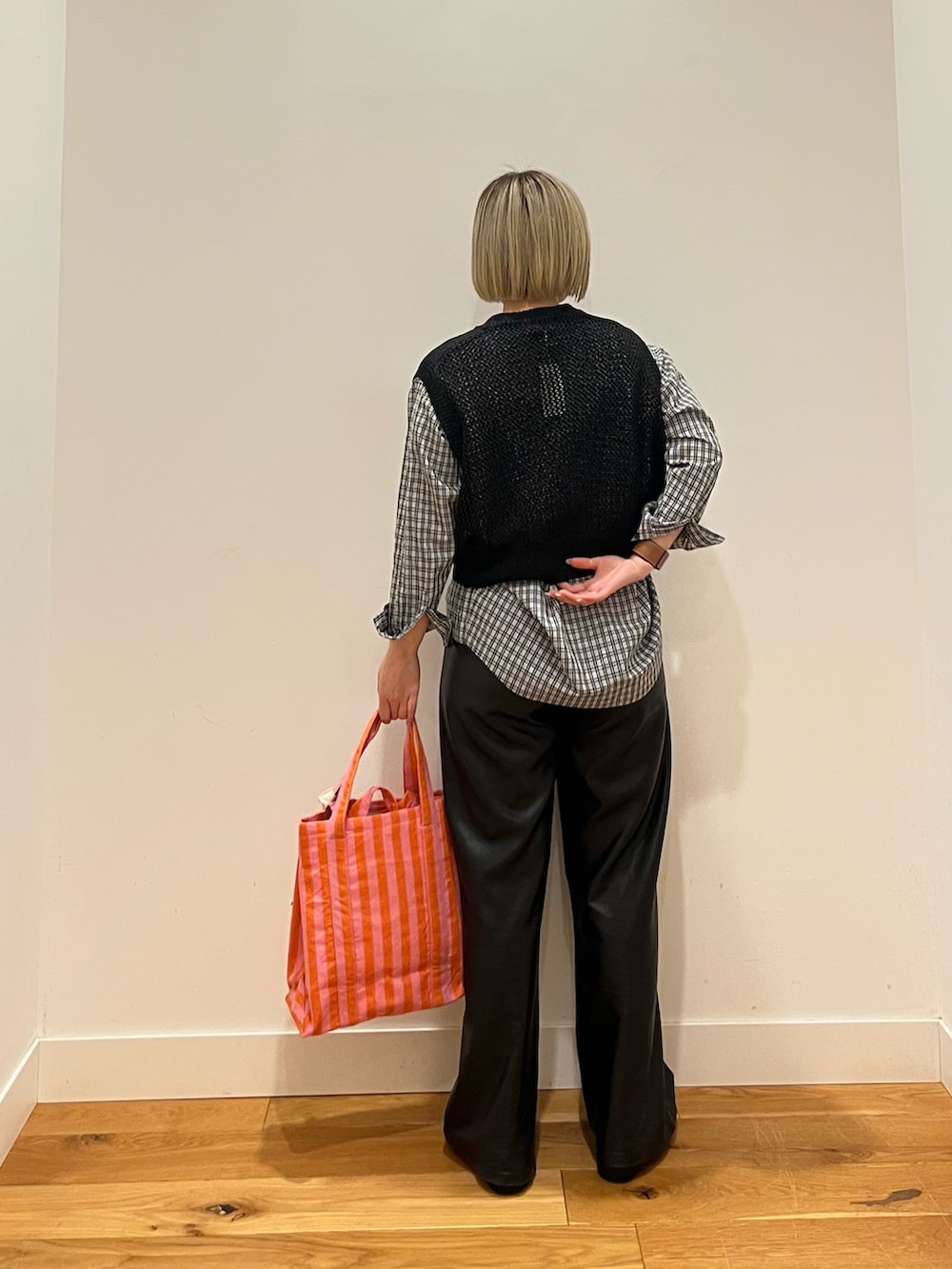 ブラック系のシャツ/ブラウス、ブラック系のベストを着用したレディースの春コーディネートの3枚目の写真