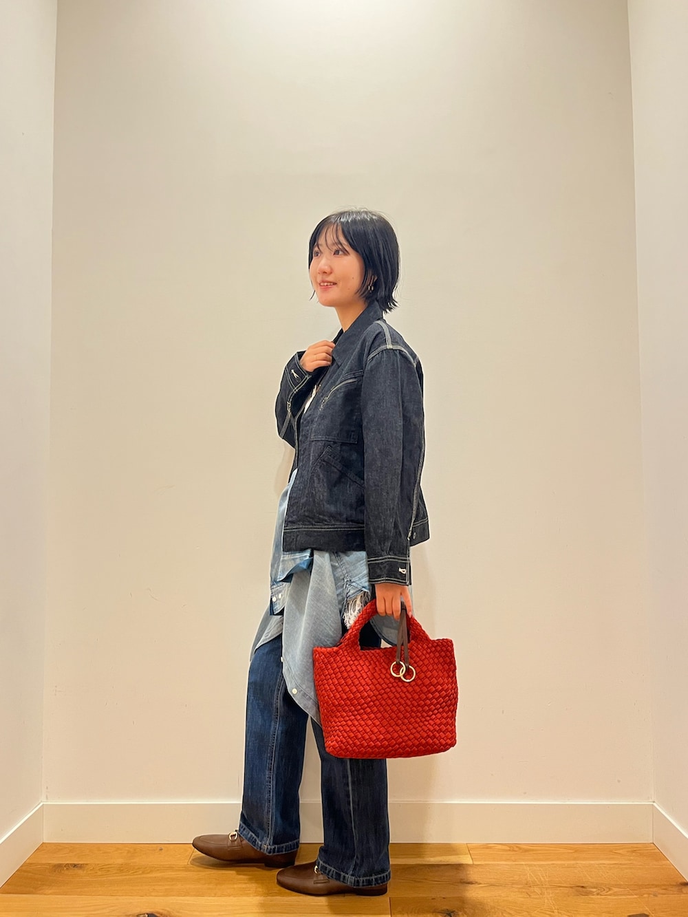 ブルー系のデニムパンツ、ブルー系のシャツ/ブラウス、ホワイト系のキャミソールを着用したレディースの秋コーディネートの2枚目の写真