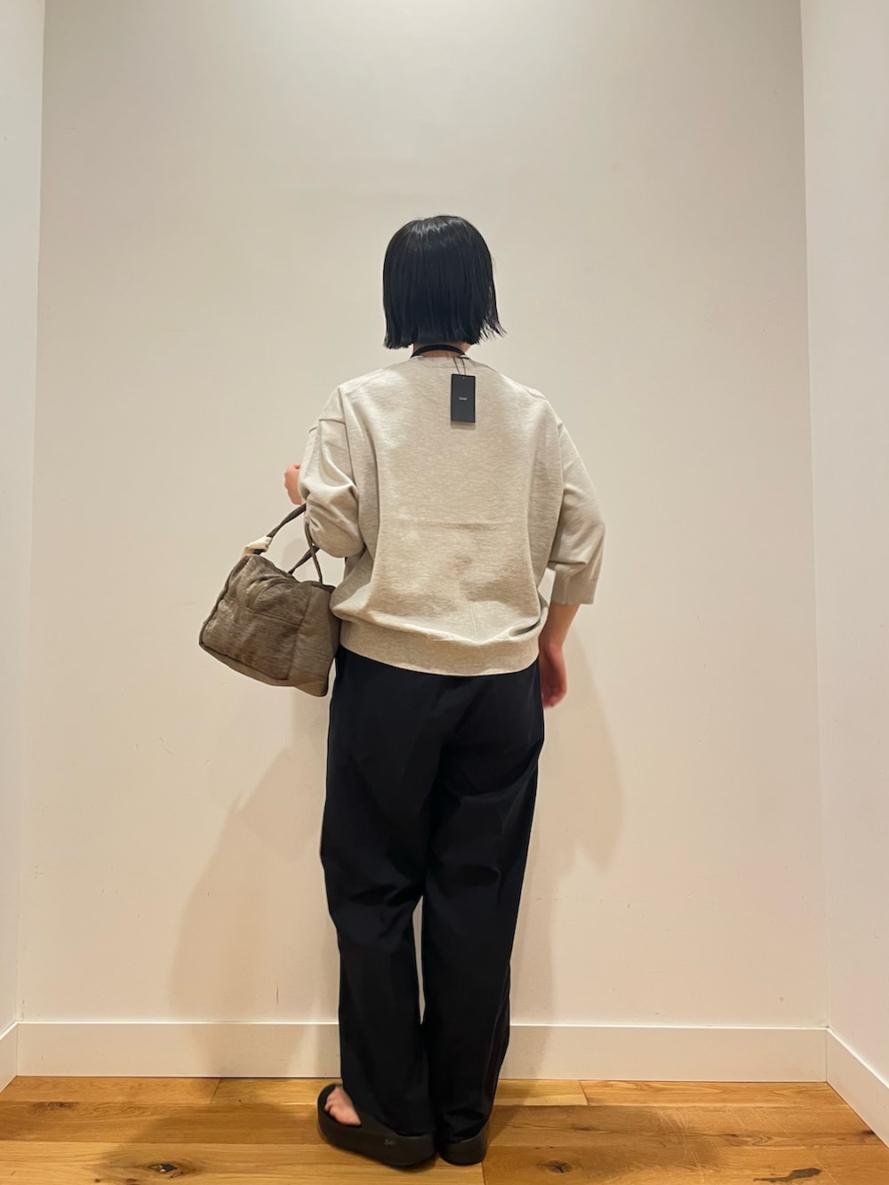 ベージュ系のその他トップス、ブルー系のその他パンツ、イエロー系のハンドバッグを着用したレディースの秋コーディネートの3枚目の写真