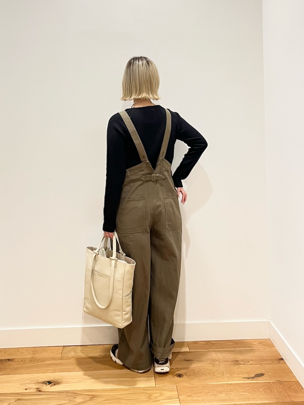 ブラック系のTシャツ/カットソー、グリーン系のサロペット/オーバーオールを着用したレディースの春コーディネートの3枚目の写真