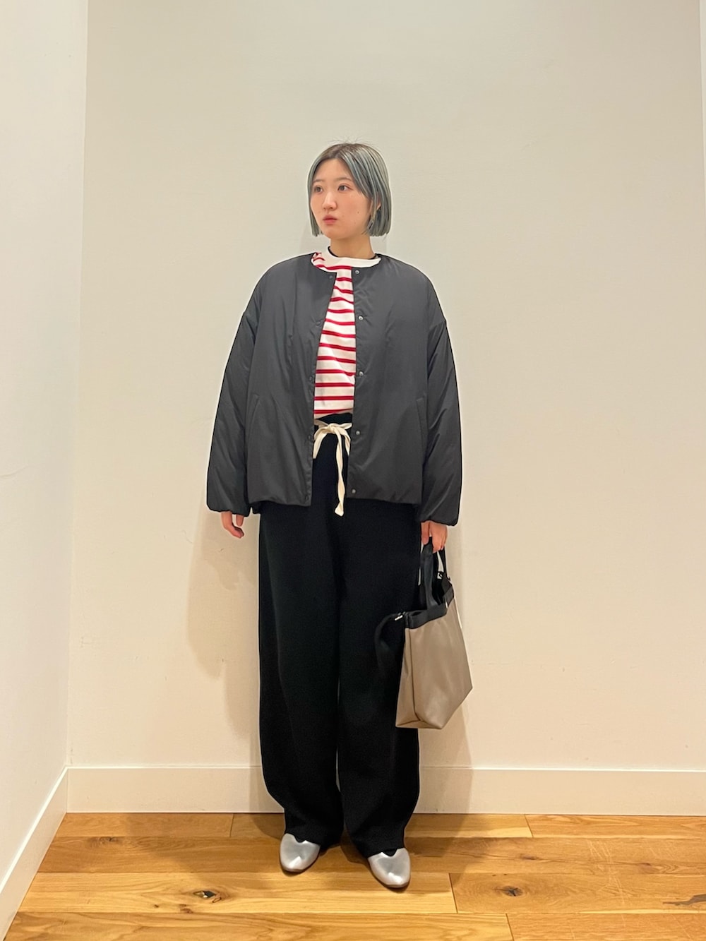 レッド系のTシャツ/カットソー、ブラック系のブルゾンを着用したレディースの春コーディネートの2枚目の写真