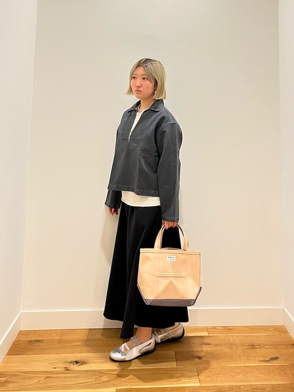 ブルー系のスカート、その他のTシャツ/カットソー、ブラック系のシャツ/ブラウスを着用したレディースの春コーディネートの2枚目の写真