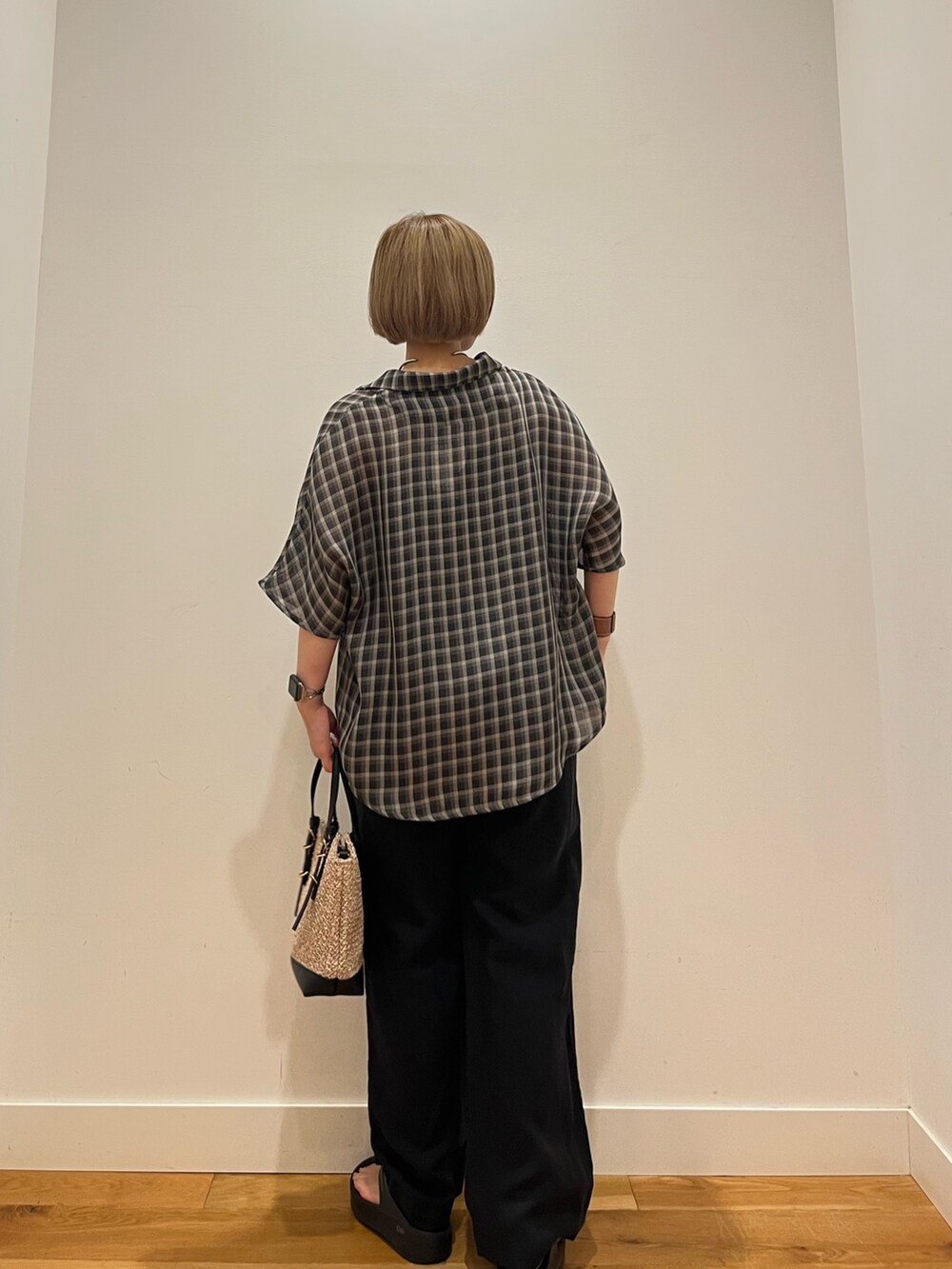 ブラック系のその他パンツ、グレー系のシャツ/ブラウスを着用したレディースの夏コーディネートの3枚目の写真