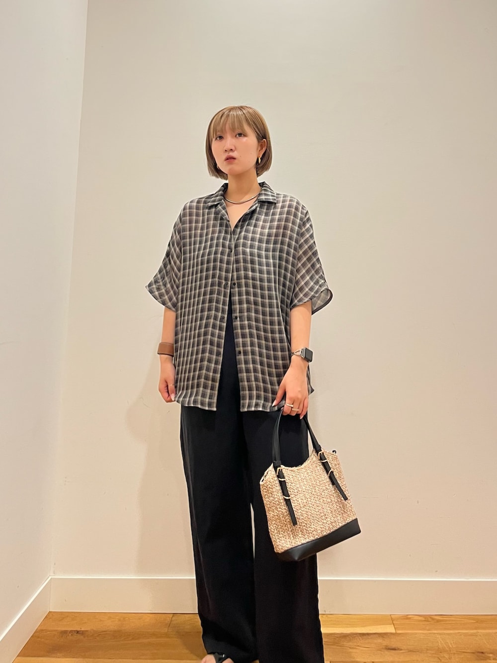ブラック系のその他パンツ、グレー系のシャツ/ブラウスを着用したレディースの夏コーディネートの2枚目の写真
