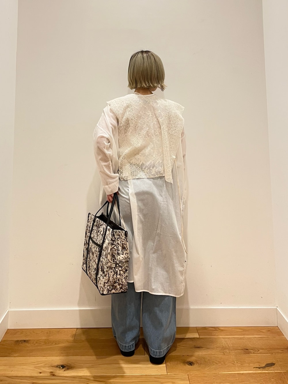 ベージュ系のストール/ショールを着用したレディースの春コーディネートの3枚目の写真