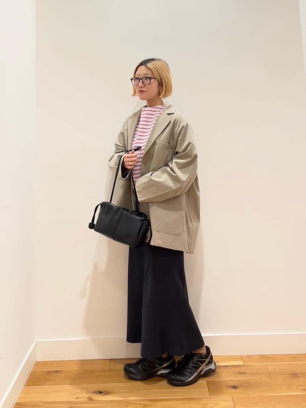 ピンク系のTシャツ/カットソー、ベージュ系のその他アウター、ブルー系のスカートを着用したレディースの冬コーディネートの3枚目の写真