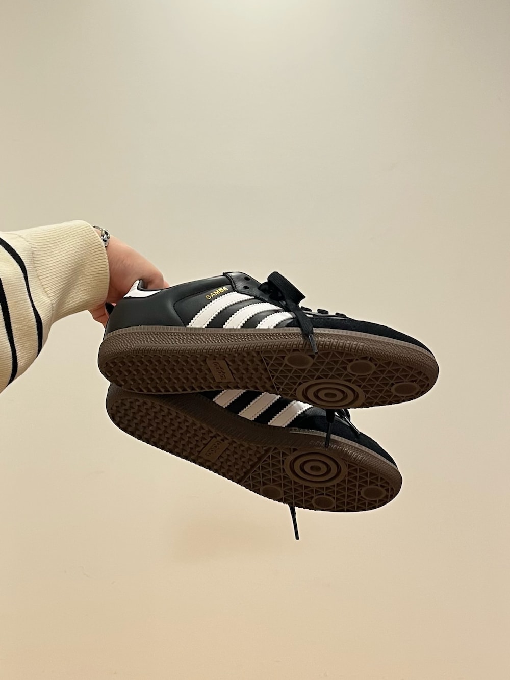 ブルー系のデニムパンツ、ピンク系のテーラードジャケット、ブラック系のTシャツ/カットソーを着用したレディースの冬コーディネートの7枚目の写真