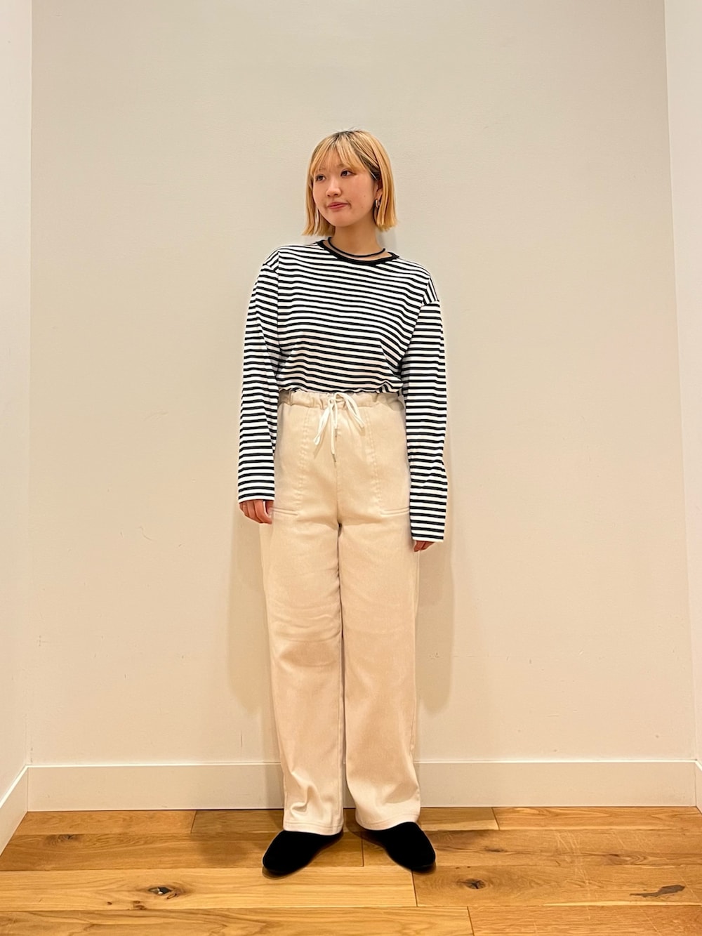 ベージュ系のカーディガン/ボレロ、ベージュ系のショルダーバッグ、ブラック系のローファーを着用したレディースの冬コーディネートの4枚目の写真