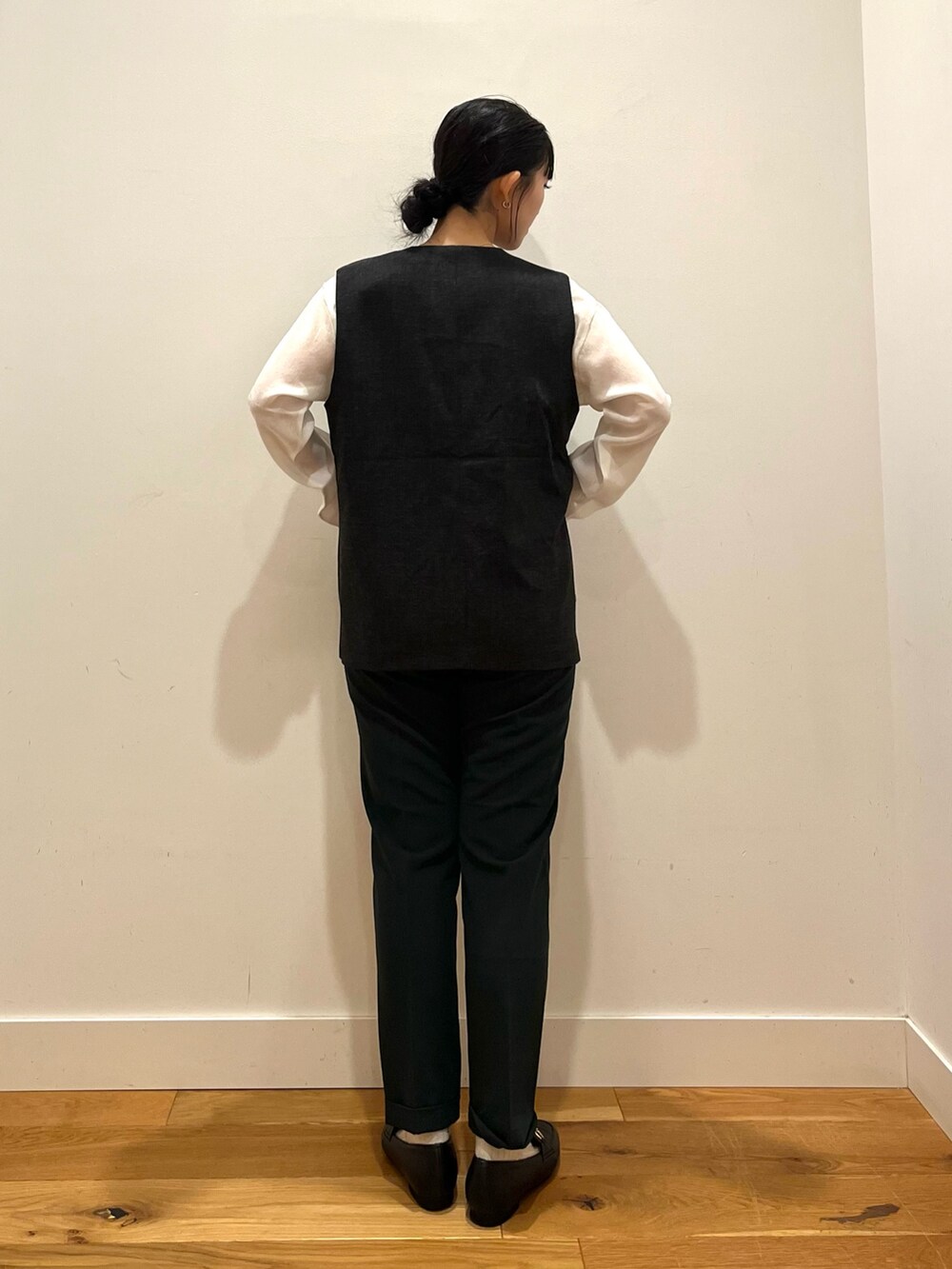 ホワイト系のシャツ/ブラウス、ブラック系のその他アウター、グリーン系のその他パンツを着用したレディースの秋コーディネートの3枚目の写真