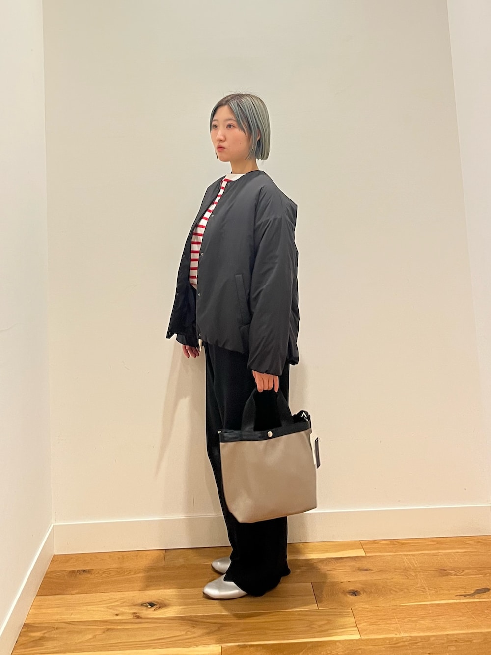 レッド系のTシャツ/カットソー、ブラック系のブルゾンを着用したレディースの春コーディネートの3枚目の写真