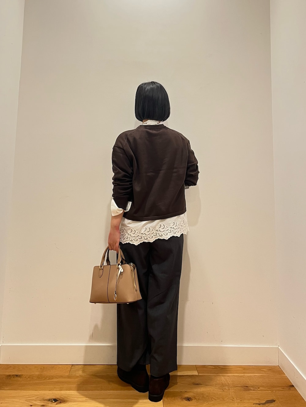 ブラウン系のカーディガン/ボレロ、ホワイト系のシャツ/ブラウス、グレー系のその他パンツを着用したレディースの秋コーディネートの3枚目の写真