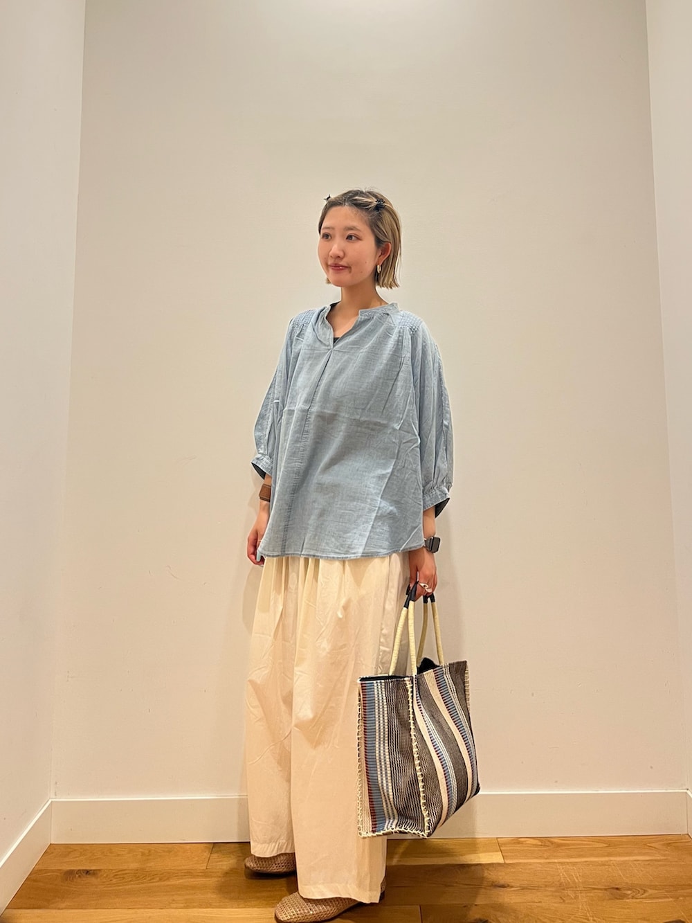 ホワイト系のその他パンツ、ブルー系のシャツ/ブラウスを着用したレディースの夏コーディネートの2枚目の写真