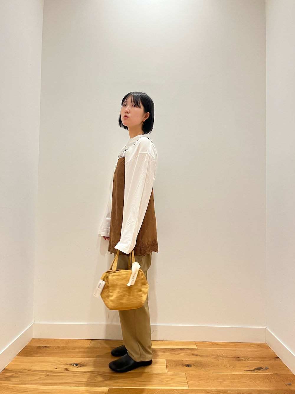 ホワイト系のTシャツ/カットソー、イエロー系のその他トップス、ベージュ系のその他パンツを着用したレディースの秋コーディネートの2枚目の写真