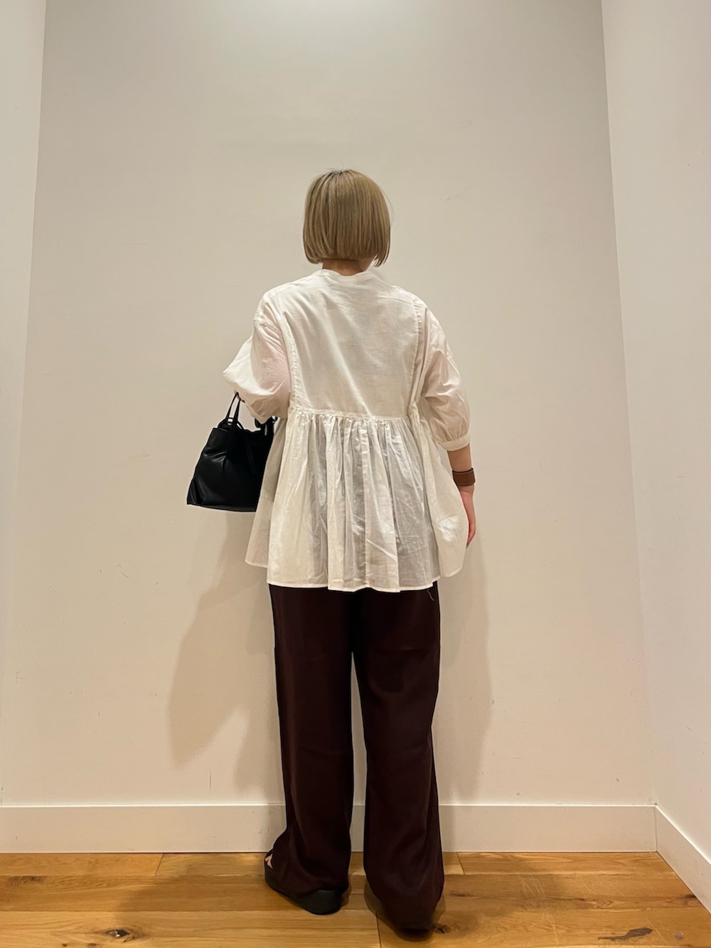 レッド系のその他パンツ、グレー系のシャツ/ブラウス、ブルー系のネックレスを着用したレディースの夏コーディネートの4枚目の写真