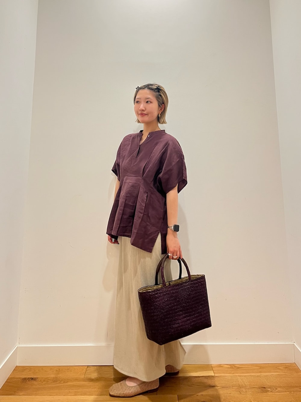 レッド系のシャツ/ブラウス、ベージュ系のスカート、ブラウン系のトートバッグを着用したレディースの夏コーディネートの2枚目の写真