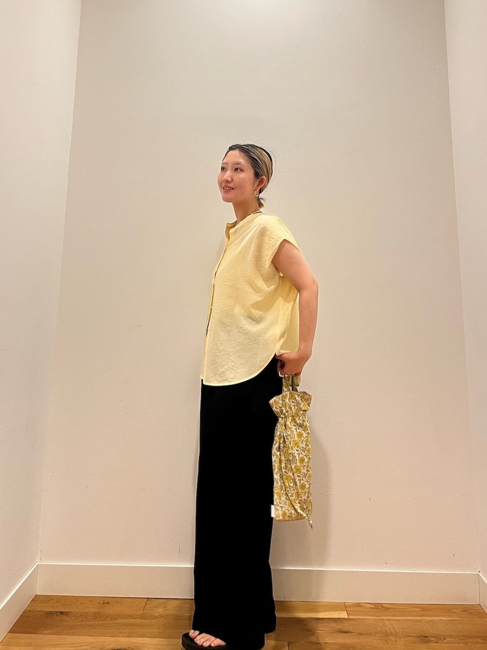 ブラック系のその他パンツ、イエロー系のシャツ/ブラウス、イエロー系のトートバッグを着用したレディースの夏コーディネートの2枚目の写真