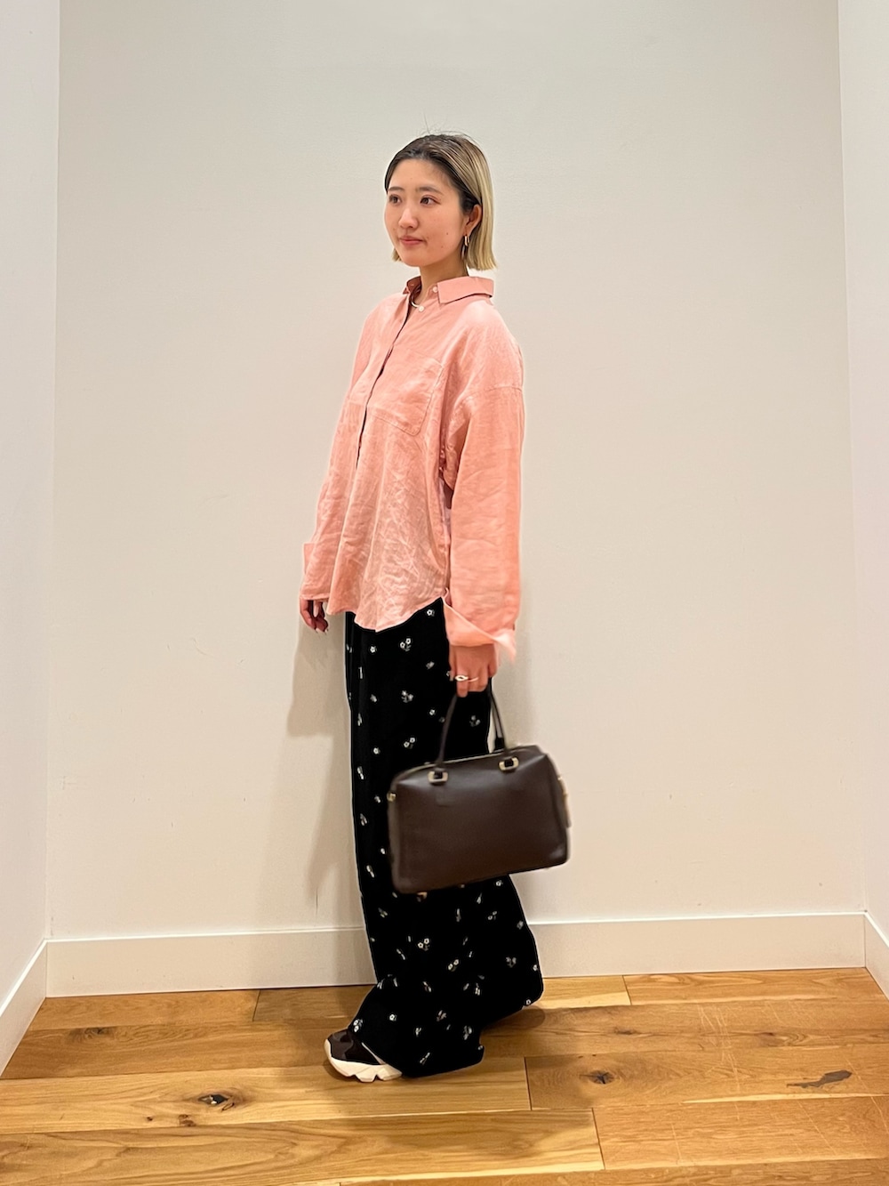 ピンク系のシャツ/ブラウス、ブラック系のその他パンツを着用したレディースの春コーディネートの2枚目の写真