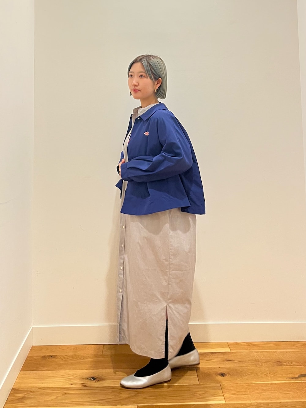 その他のワンピース、ブルー系のテーラードジャケット、ブラック系のトートバッグを着用したレディースの春コーディネートの3枚目の写真