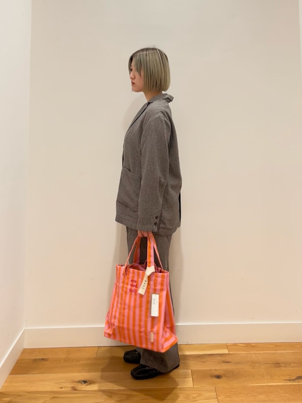 ベージュ系のその他アウター、ベージュ系のその他パンツを着用したレディースの春コーディネートの2枚目の写真