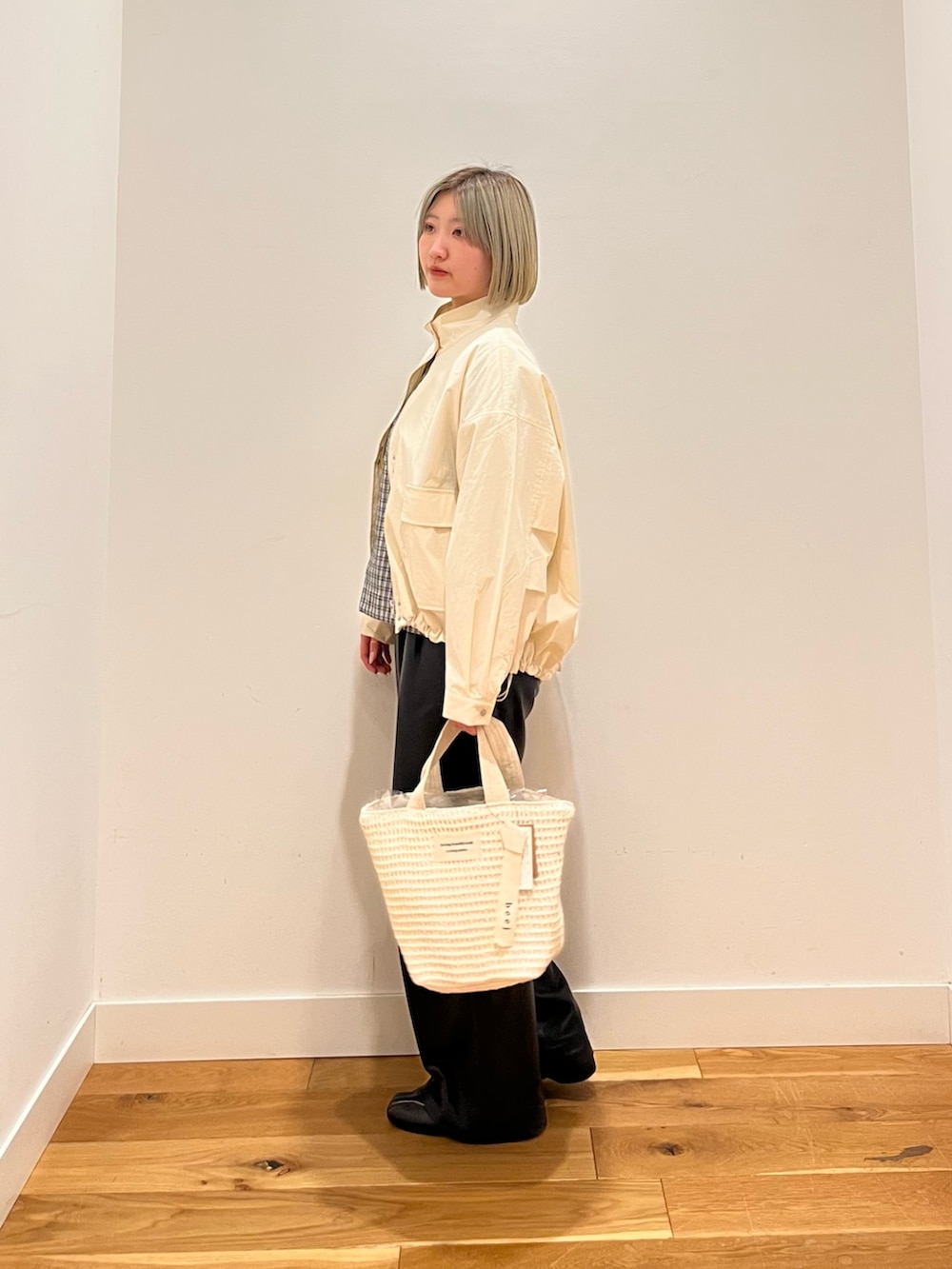 ブラック系のシャツ/ブラウスを着用したレディースの春コーディネートの3枚目の写真