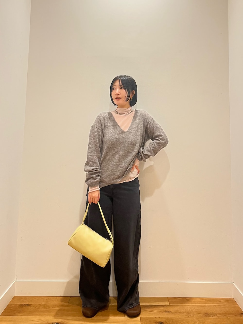 ピンク系のニット/セーター、グレー系のニット/セーター、ブラック系のデニムパンツを着用したレディースの秋コーディネートの3枚目の写真