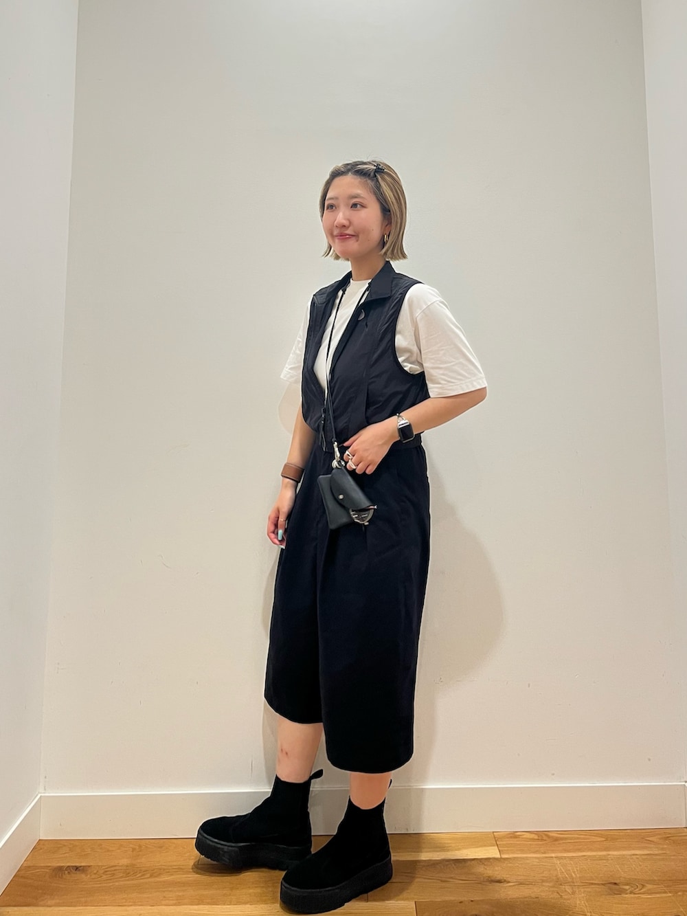 ブラック系のその他パンツを着用したレディースの夏コーディネートの2枚目の写真